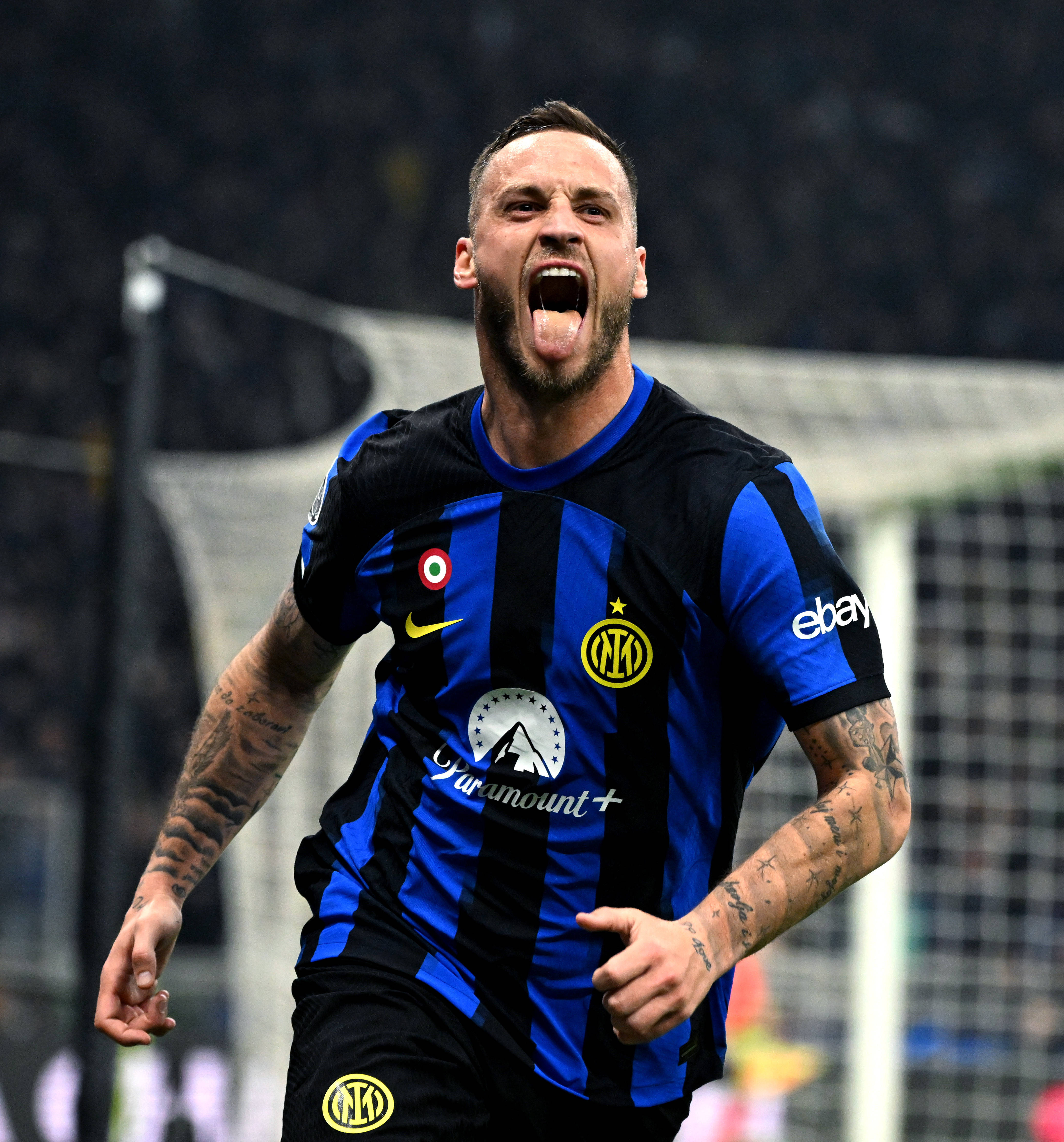 中场右半空 中场右半空